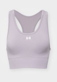 Reggiseno sportivo di colore lilla chiaro con design a schiena scoperta, tessuto elasticizzato, imbottitura rimovibile e logo bianco sulla parte anteriore. Texture liscia.