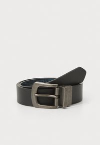 Schwarzer Leder-Gürtel mit einer silbernen Metallschnalle. Das Innere hat ein blaues gemustertes Futter. Verstellbares Design mit einer glatten Textur.