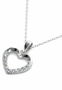 Collana con pendente a forma di cuore in argento, caratterizzata da cristalli trasparenti lungo un lato, attaccata a una delicata catena d'argento.
