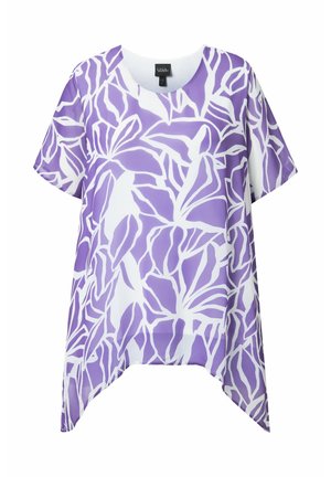 Kortærmet, løstsiddende top med lilla og hvidt abstrakt blomsterprint og asymmetrisk kant.