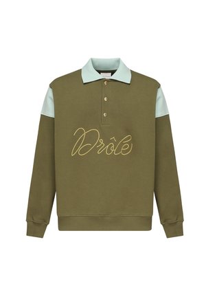 Sudadera verde oliva con cuello azul claro, con la palabra "Drôle" bordada en dorado y tres botones dorados en la tapeta. Tejido de mezcla de algodón.