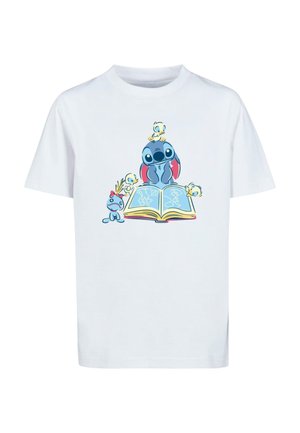 Balta kokvilnas T-krekls, kurā attēlots zils multfilmu varonis Stitch, ar maziem dzelteniem tēliem un atvērtas grāmatas grafiku vidū.