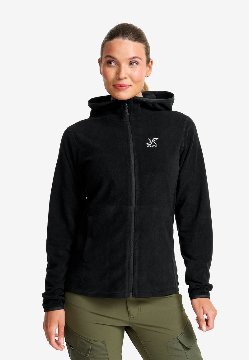 Svart fleece-huvtröja med dragkedja och två framfickor. Har en huva och logodetalj på bröstet. Mjuk textur och figurnära design.