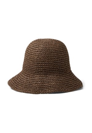 Chapeau bob marron en crochet avec un bord de largeur moyenne, un motif de points texturé et une couronne arrondie sur fond blanc.