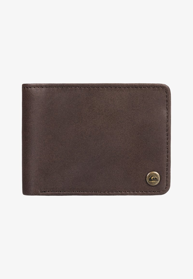 Bruine leren portemonnee met een gladde textuur, ronde hoeken, zichtbare stiksels en een messing klinknagel logo in de rechterbenedenhoek.