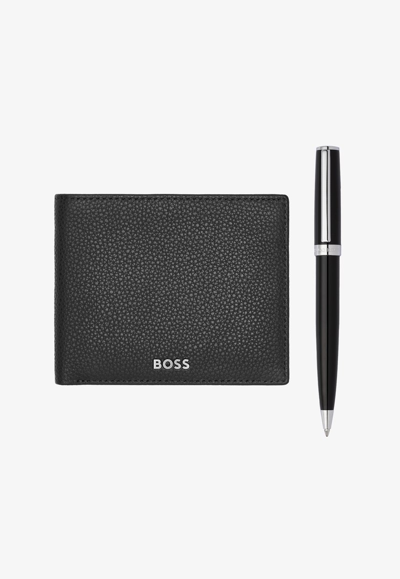 Portefeuille BOSS en cuir noir texturé à côté d'un stylo à bille noir et argent sur fond blanc.