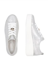 Silberne Sneakers mit glänzender Oberfläche, weißen Schnürsenkeln und einem dekorativen goldenen Akzent an der Seite. Dicke weiße Sohle und glatte Textur.