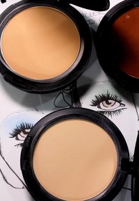 MAC STUDIO FIX POWDER PLUS FOUNDATION - Foundation - c6