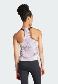 adidas Performance TRAIN ESSENTIALS ALL OVER PRINT FLOWER TANK - Débardeur - putty mauve/preloved fig