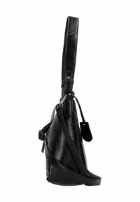 Borsa a spalla in pelle nera con un design triangolare elegante. Presenta una lunga tracolla regolabile e un piccolo etichetta attaccata al lato.