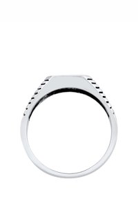 Sudraba gredzens ar plakanu augšpusi, kas izceļas ar ģeometrisku dizainu un faktūrētām malām. Gluda iekšpuse, pulēta virsma un minimālisma stils.