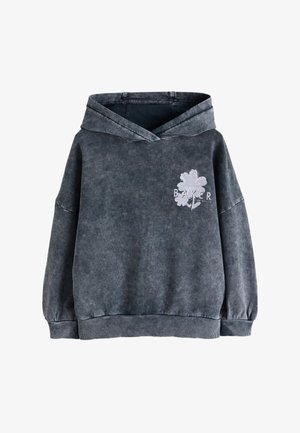 Sweat à capuche gris foncé délavé avec poche kangourou à l'avant, poignets et ourlet côtelés, et motif floral blanc avec le mot "BAKER" sur la poitrine.