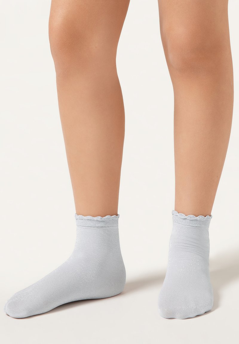 Svetle šedé kotníkové ponožky s vlnitým lemem, vyrobené z lesklého materiálu, s hladkou texturou a jednobarevným designem.