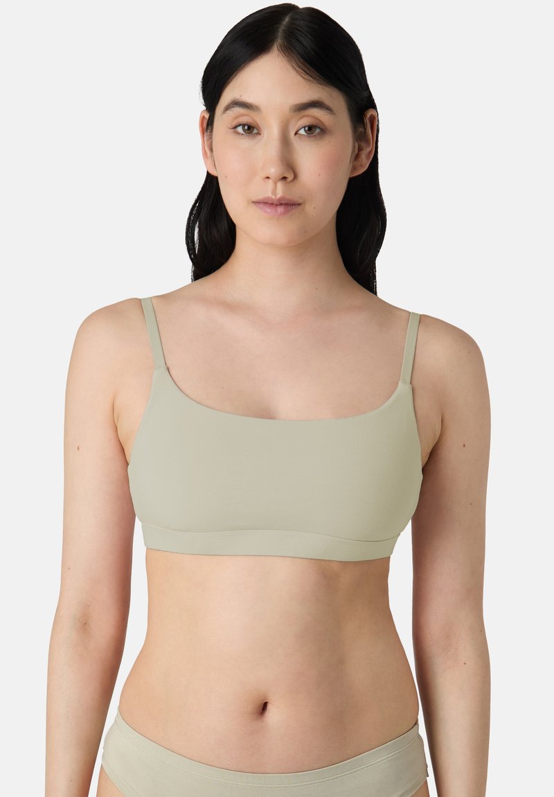 Světle zelený bralet s tenkými nastavovacími ramínky, hladkým povrchem a čtvercovým výstřihem, navržený pro pohodlí a jednoduchost.