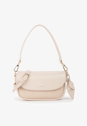 Beige Umhängetasche mit Lederklappe, verstellbarem Stoffriemen, goldfarbener Hardware und einem dekorativen Lederschild vor weißem Hintergrund.