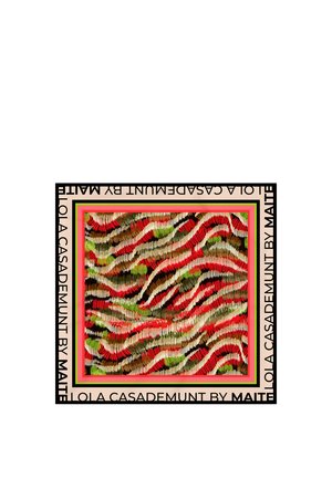 Bufanda texturizada y colorida con patrones ondulados en rojo, verde, beige y negro, enmarcada por bordes con el texto "Lola Casademunt by Maite."