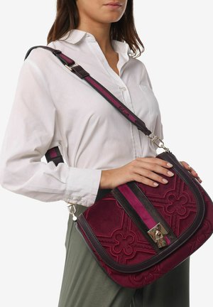 Borsa a tracolla in suede bordeaux con design floreale in rilievo, un clasp dorato e una tracolla regolabile a strisce in rosa scuro e chiaro.