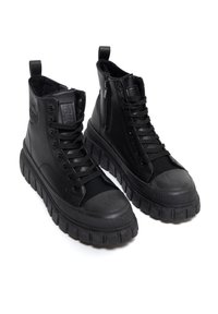 Mustad mustad sneakerid, mis on valmistatud nahast ja kangast, tekstuuri kummist tallaga, nööridega ees, ja külgzipperiga lihtsaks ligipääsuks.