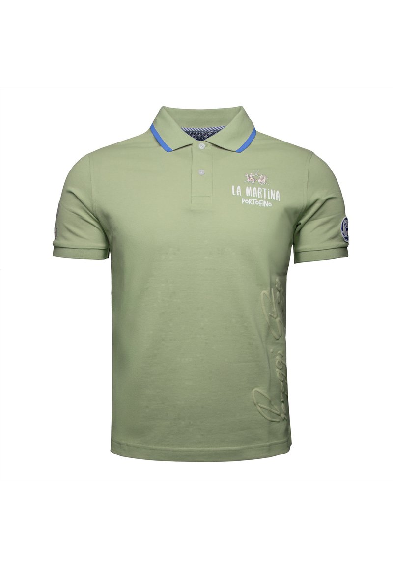 Vihreä polo-paita, jossa on sininen kaulus, ja rintapuolella brodeerattu logoteksti sekä hienovarainen kirjoitussisältö kyljessä.