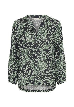Svart blus med grön leopardmönster, V-ringning, långa ärmar och en något rundad nederkant. Tillverkad av ett lätt, semi-transparent tyg.