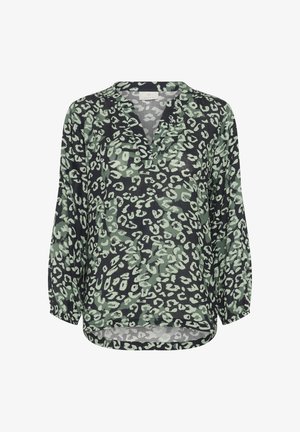Zwarte blouse met groen luipaardprint, V-hals, lange mouwen en een licht gebogen zoom. Gemaakt van een lichtgewicht, semi-doorzichtig materiaal.