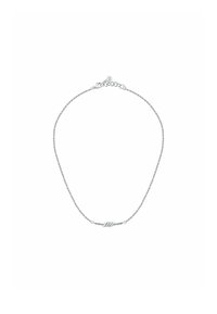 Collana in argento con un centro a barra attorcigliata. Presenta un design a catena fine, chiusura regolabile e un'estetica minimalista.