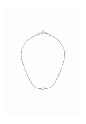 Collana in argento con un centro a barra attorcigliata. Presenta un design a catena fine, chiusura regolabile e un'estetica minimalista.