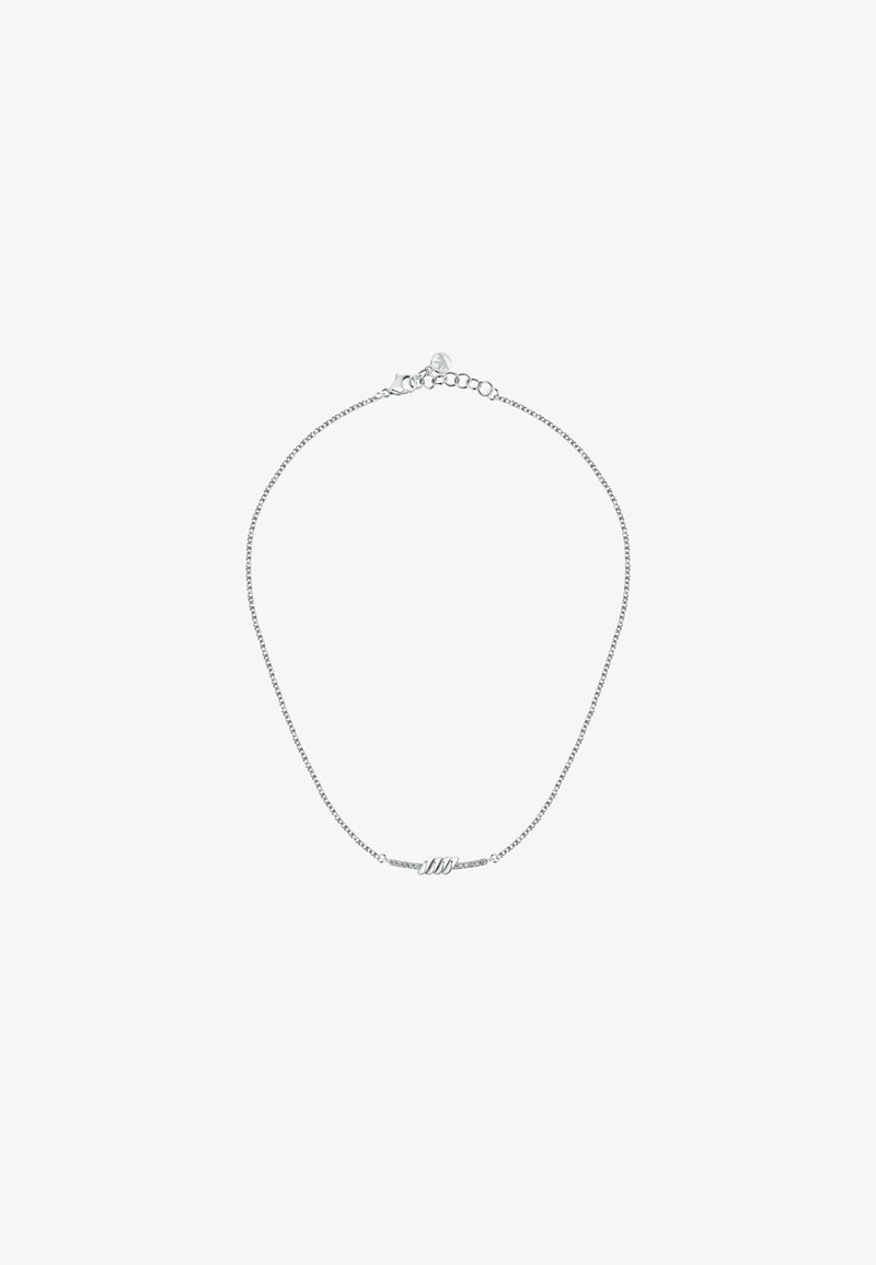 Collana in argento con un centro a barra attorcigliata. Presenta un design a catena fine, chiusura regolabile e un'estetica minimalista.