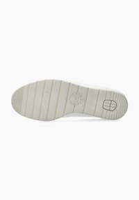Semelle de chaussure en caoutchouc blanc avec des stries horizontales, logo rond et un détail bouton. Surface texturée pour une meilleure adhérence et durabilité.