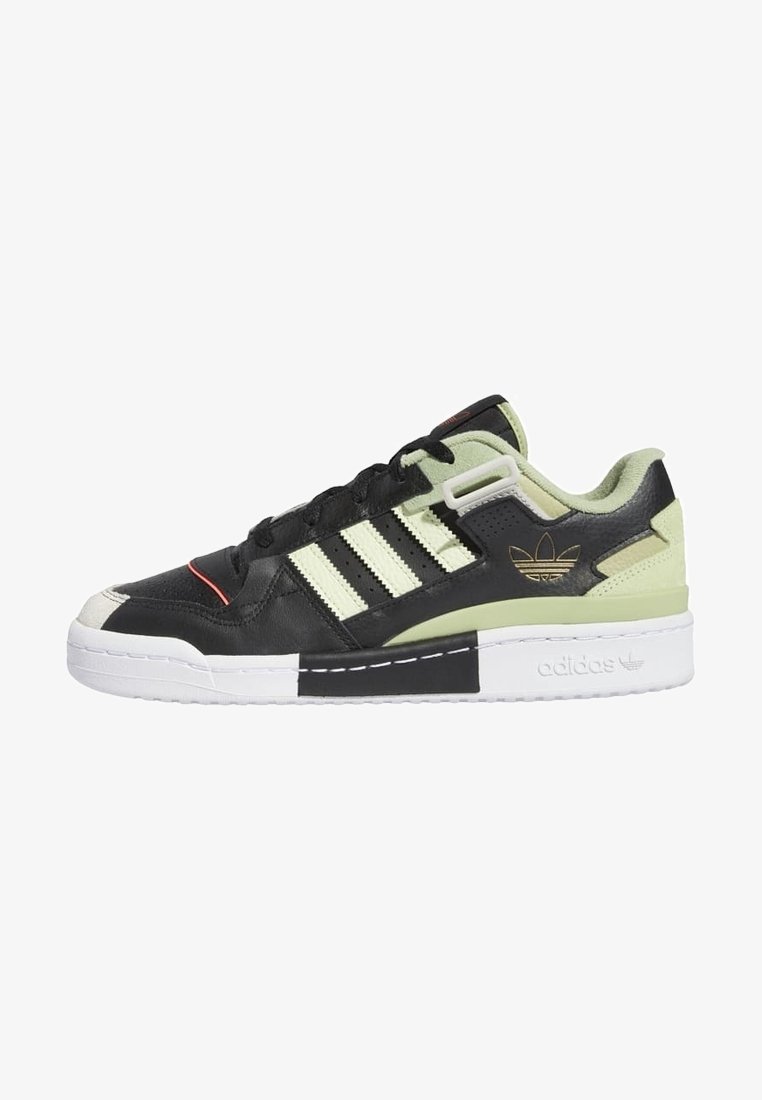 Svart och ljusgrön sneaker med tre svarta ränder, lädermaterial, tjock vit sula och subtila logotypdetaljer.