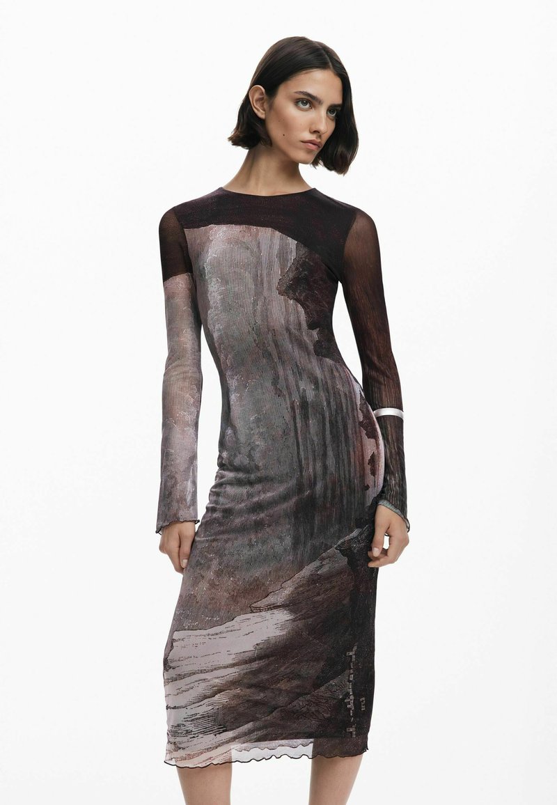 Langärmliges Kleid mit einem Mischgewebe-Design, das abstrakte dunkle und helle Muster, durchsichtige Textur und eine taillierte Silhouette aufweist.