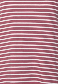 Camisa de mangas curtas em riscas marsala e brancas. Feita de algodão macio com riscas horizontais espaçadas uniformemente. Textura confortável, design casual.