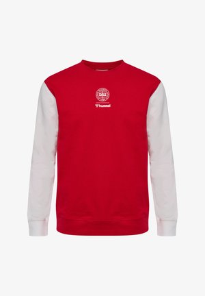 Czerwona bluza z białymi długimi rękawami, z logo Duńskiego Związku Piłki Nożnej oraz nazwą marki Hummel na piersi.