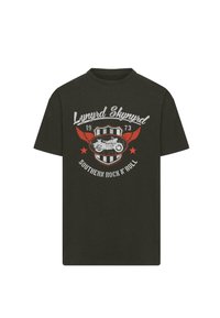 Juodas medvilnės T šūdas su grafinio spausdinimo motociklo dizainu, raudonomis sparnais ir tekstu "Lynyrd Skynyrd Southern Rock 'N' Roll".