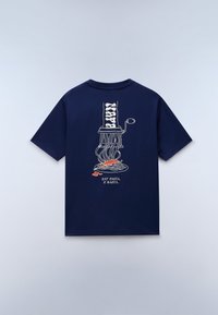 Μπλε ναυτικό μπλουζάκι με λευκή γραμμή σχεδίου μιας μηχανής ζυμαρικών που βγάζει μακαρόνια σε ένα πιάτο, κόκκινη σάλτσα και κείμενο «ΦΑΕ ΖΥΜΑΡΙΚΑ. ΤΕΛΟΣ.»