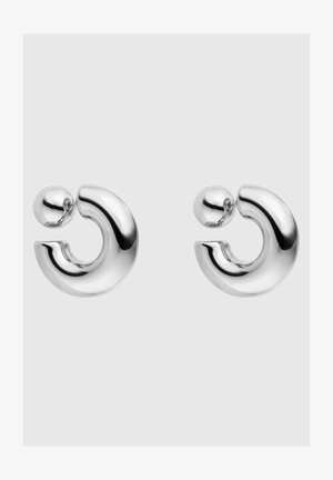 Pendientes de aro de plata con un diseño redondeado, que presentan un acabado suave y brillante, y un pequeño acento en forma de bola en la parte superior.