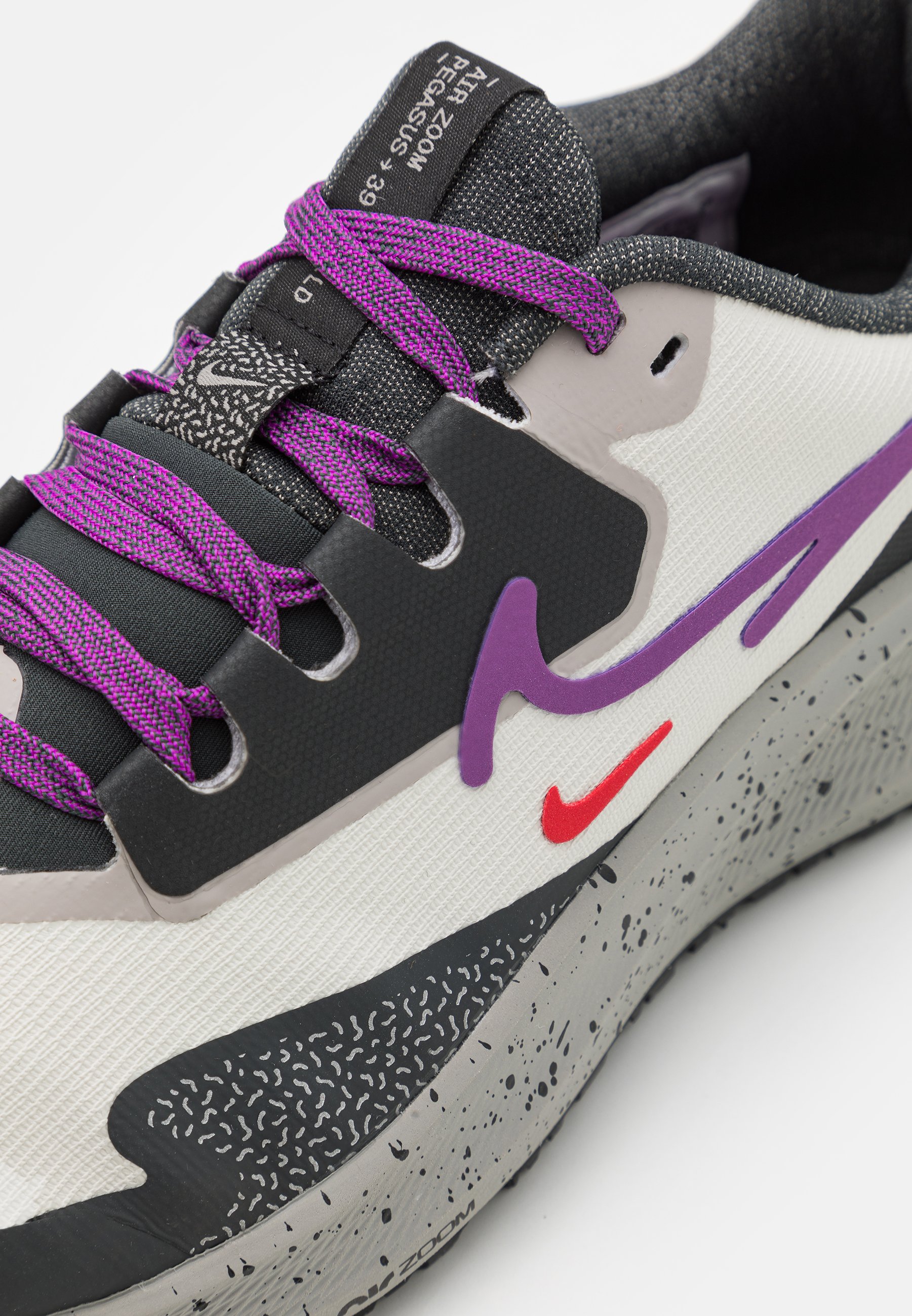 Nike Performance W PEGASUS 39 SHIELD - Hardloopschoenen neutraal - light  bone/vivid purple/cobblestone/dark smoke grey/black/universal red/beige -  Zalando.nl