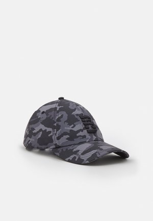 Zes-panelen donkergrijze en zwarte camo baseballpet met gebogen klep en verhoogd zwart logo aan de voorkant.