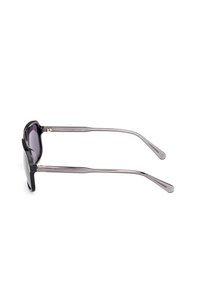 Ochelari de soare din plastic negru cu brațe din metal gri, având lentile întunecate și un design unghiular elegant. Numele brandului "GANT" gravat pe lateral.