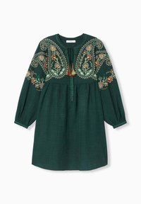 Robe verte à manches longues, ornée de broderies florales élaborées, avec un col rond et un lien, et une jupe plissée. Tissu doux et texturé.