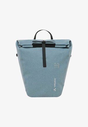 Rucksack mit Rollverschluss aus blauem recyceltem Stoff; verfügt über einen schwarzen Reißverschluss, einen Tragegriff und ein weißes Logo. Stilvolle, dreieckige Form mit texturierter Oberfläche.