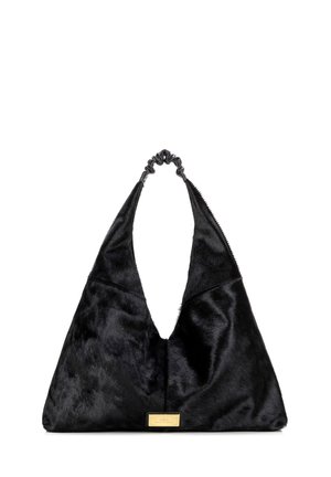 Schwarze dreieckige Umhängetasche aus Kunstpelz mit gerafftem Griff und goldener, rechteckiger Markenplakette auf der Vorderseite.