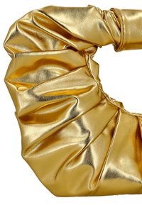 Geantă metalică aurie cu design plisat, având o textură netedă și un material moale, adunat. Forma este rotunjită, cu o toartă robustă.