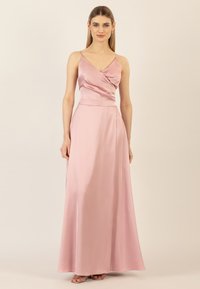 Satin, pink Abendkleid mit gewickeltem Oberteil, V-Ausschnitt, dünnen Trägern und einem fließenden, bodenlangen Rock. Glatte Textur und elegante Drapierung.