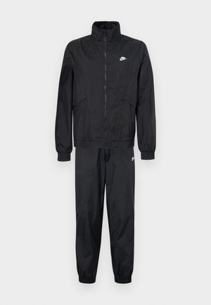 Fato de treino preto da Nike, com uma jaqueta com fecho éclair e gola alta, punhos elásticos e calças correspondentes com bainhas elásticas e acentos de logotipo.