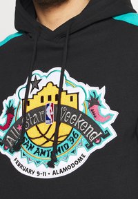 Schwarzer Kapuzenpullover mit einem bunten gestickten Logo für das NBA All Star Weekend, mit türkisfarbenen Akzenten und Kordeln, der San Antonio und 1996 hervorhebt.