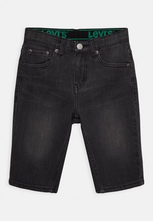 Shorts de mezclilla negra de Levi's con bolsillos delanteros, trabillas para cinturón y cierre de botón, mostrando un logo verde de Levi's en el interior de la cinturilla.