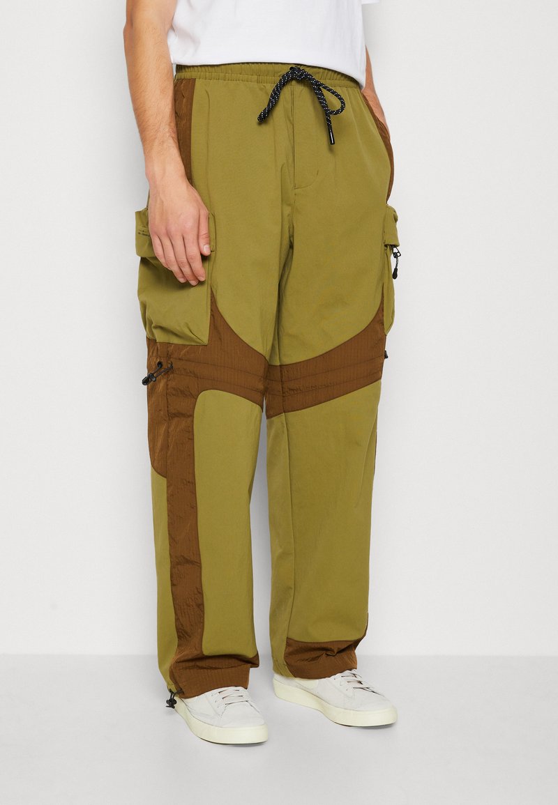 Jordan PANT Tracksuit bottoms pilgrim/light olive/khaki Zalando.ie