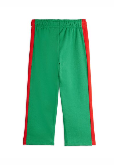 Zelené nohavice s červenými postrannými pruhmi. Vyrobené z hladkej tkaniny, so smnehmerým pásom a rovnými nohavicami.