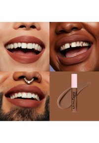 Matt läppstift i en brun tub med rosa lock. Leende ansikten med olika hudtoner som visar upp läppstiftets rika färg.